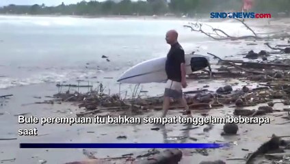 Viral! Peselancar Asing Tergulung Sampah di Pantai Batu Bolong