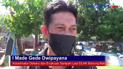 Peselancar Asing Tergulung Ombak Penuh Sampah di Pantai Batu Bolong Bali
