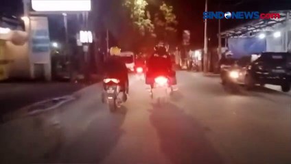 Video herunterladen: Keluarkan Tembakan Peringatan, Polisi Bubarkan Balap Liar dan Tawuran di Makassar