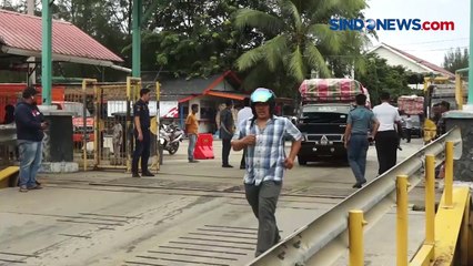 Diduga Kelebihan Muatan, Mobil Pikap Terjungkal