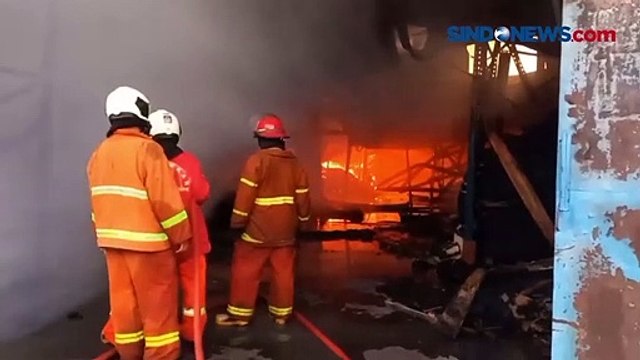 Petugas Kesulitan Padamkan Kebakaran Gudang Paket dan Karpet di Bekasi