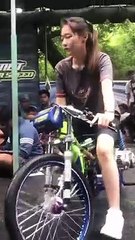 Wanita cantik setting motor drag