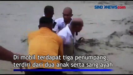 Rela Basah-basahan, Gubernur NTT dan Rombongan Selamatkan Mobil Terseret Banjir