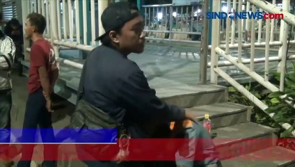 Truk Kontainer Terguling dan Tabrak Separator Busway di Cempaka Putih