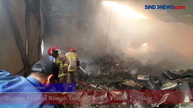Korsleting Listrik, 4 Gudang Perabot Rumah Tangga dan Biji Plastik Terbakar