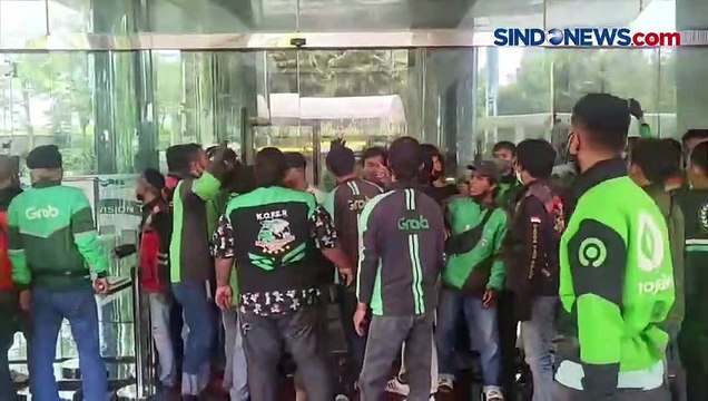 Sekuriti Aniaya Pengemudi Ojol, Massa Geruduk Gedung di Setiabudi