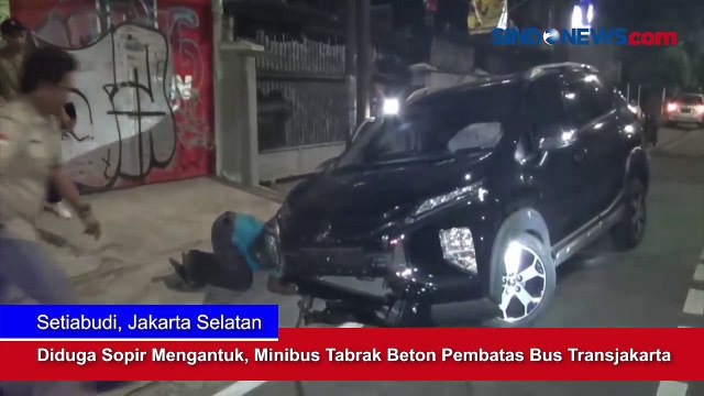 Pengemudi Diduga Mengantuk, Minibus Tabrak Beton Pembatas Bus Transjakarta