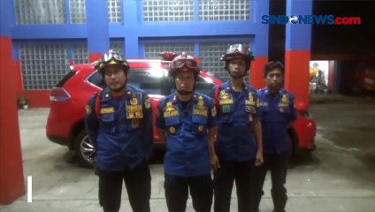 Damkar Evakuasi Pengendara Motor yang Jatuh ke Lubang Proyek Sedalam 5 Meter di Pasar Minggu