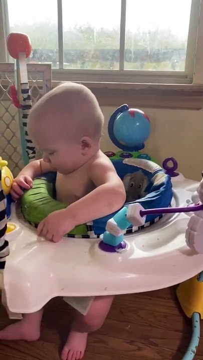Tired baby humorously 'sleep jumps' before naptime