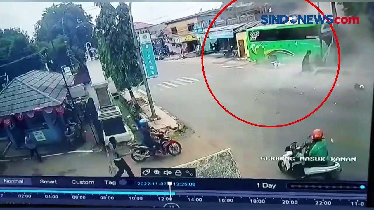 Hilang Kendali Bus Tabrak Warung di Purwakarta, 4 Orang Jadi Korban