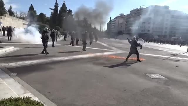 Manifestantes se enfrentan violentamente a la policía en Grecia por la tragedia ferroviaria