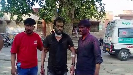 दो युवकों की गर्दन ब्लेड से काटी,,,देखें वीडियो