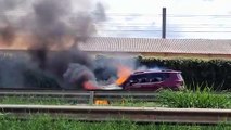 Veículo pegando fogo chama atenção de motoristas em Arapongas