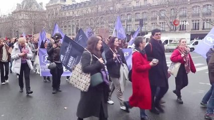 Paris'te binlerce kişi Dünya Kadınlar Günü'nde cinsiyet ayrımcılığını protesto etti