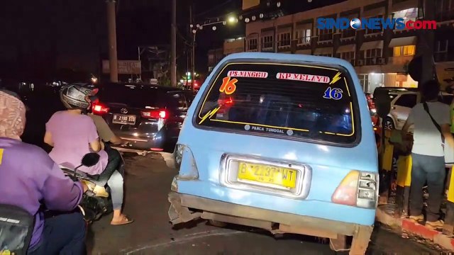Patah As Gardan di Lintasan Kereta, Angkot Disambar KRL