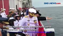 Peringati Hari Pahlawan, TNI AL Tabur Bunga dari Atas KRI Semarang-594