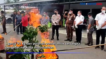 Descargar video: Kejaksaan Negeri Binjai Musnahkan Barang Bukti Sabu dan Ganja