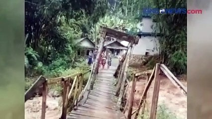 Banjir Besar di Jember, Sebuah Jembatan Nyaris Hanyut