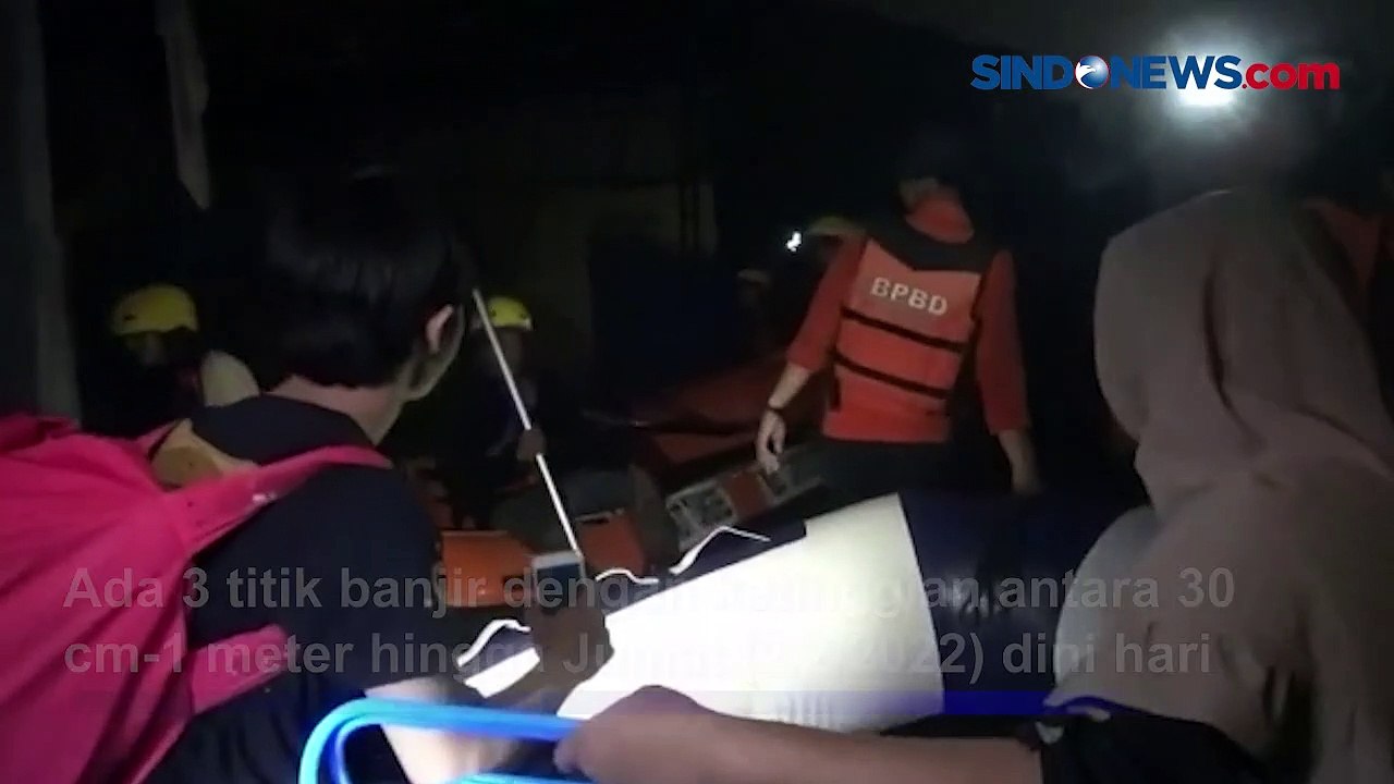 Banjir 1 Meter Rendam Perumahan di Ciputat, Petugas Evakuasi Warga dengan Perahu Karet