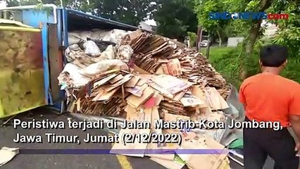 Truk Pengangkut Kardus di Jombang Terguling Muatan Tumpah ke Jalan, Arus Lalin Dialihkan