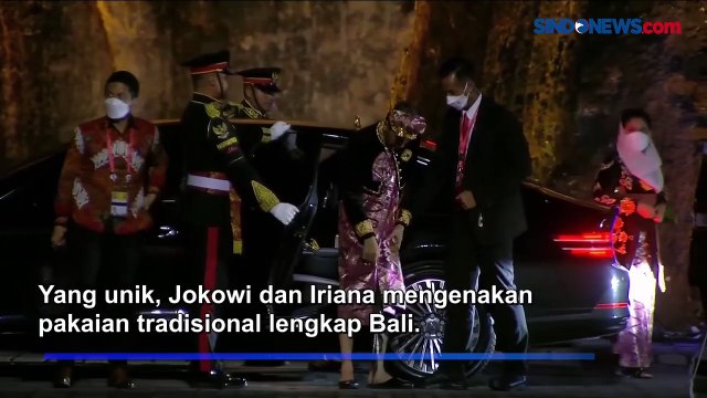 Sambil Kenakan Pakaian Adat Bali, Begini Momen Presiden Jokowi dan Iriana Tiba di Venue Gala Dinner