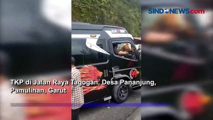 Download Video: Diduga Rem Blong, Fuso Angkut Hotmix Ringsek Tabrak Tebing di Garut