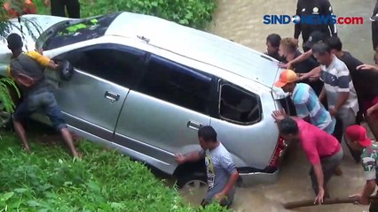 Minibus Terjun ke Jurang, Penumpang dan Pengemudi Luka-Luka
