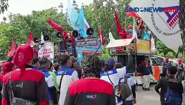 Aksi Buruh Tuntut Kenaikan UMP di Balaikota, Arus Lalin Medan Merdeka Selatan Padat