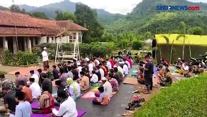 Korban Gempa Cianjur Gelar Salat Jumat Pertama di Tenda Evakuasi