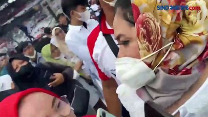 Diserbu Relawan Jokowi saat di GBK, Sambil Swafoto Gibran Dicium Pria Berpeci Hitam