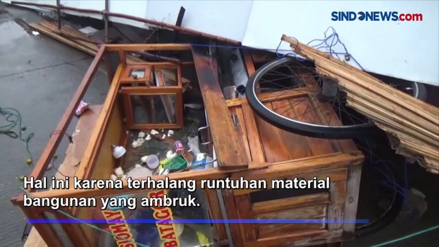 Akibat Hujan Deras dan Angin Kencang Belasan Rumah Semi Permanen di Grogol Ambruk