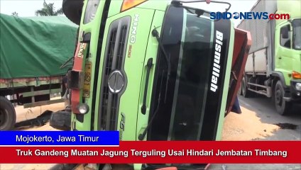 Tải video: Truk Gandeng Muatan Jagung Terguling Usai Hindari Jembatan Timbang di Mojokerto