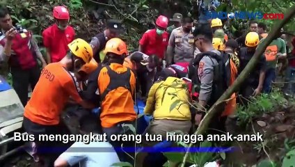 Descargar video: Bus Terjun Ke Jurang di Magetan Diduga Akibat Rem Blong, 7 Penumpang Tewas