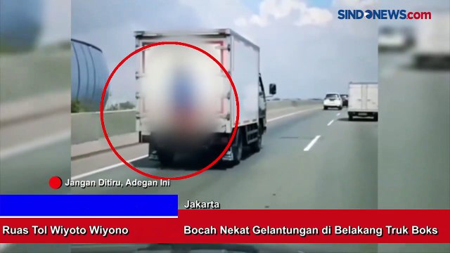 Bocah Nekat Gelantungan di Belakang Truk Boks di Ruas Tol Wiyoto Wiyono