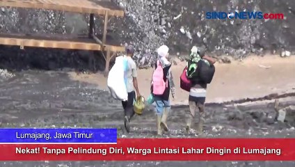 Nekat! Tanpa Pelindung Diri, Warga Lintasi Lahar Dingin di Lumajang