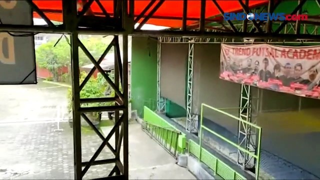 Terekam CCTV, Pasutri Nekat Curi Tas di Lapangan Futsal