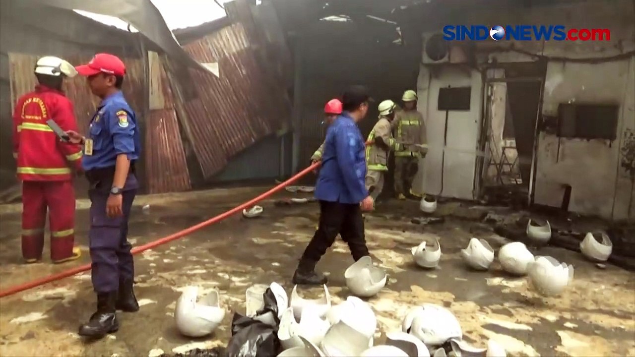 Pabrik Helm Terbakar di Tangerang