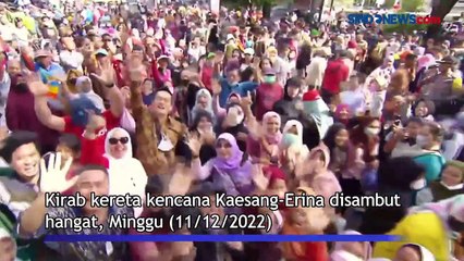 Inilah Momen Presiden Jokowi Bagi-Bagi Souvenir pada Warga saat Kirab