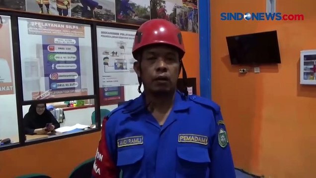 Ular Piton Bikin Warga di Parepare Geger, Petugas Damkar Evakuasi dengan Bongkar Selokan