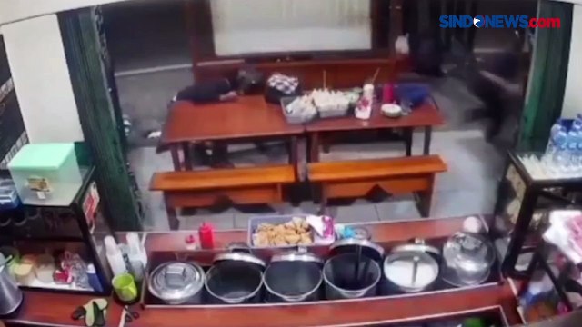 Ngeri! Begal dengan Sajam Beraksi di Warkop Kemang Timur Terekam CCTV