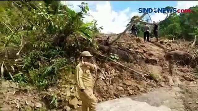 Pemotor Terpaksa Angkat Motornya Akibat Akses Jalan Tertutup Longsor di Polewali Mandar