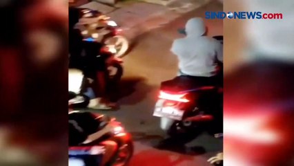 Gangster Menyatroni Pemukiman Warga di Pasar Rebo sambil Bawa Senjata Tajam