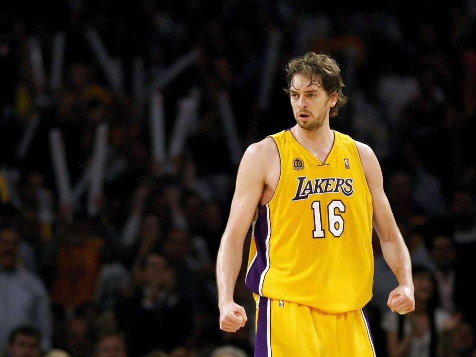 La camiseta de Pau Gasol fue puesta en lo más alto junto a la de su gran amigo Kobe Bryant