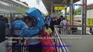 Stasiun Cirebon Dipadati Ribuan Penumpang Jelang Libur Nataru