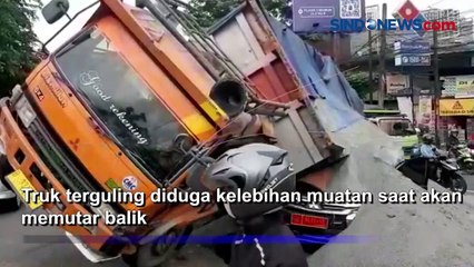 Diduga Kelebihan Muatan, Truk Pasir Timpa Sedan TNI di Jalan Alternatif Cibubur