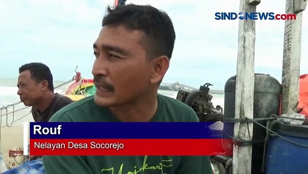 2 Tongkang dan Kapal Derek Terdampar di Pantai Tuban Akibat Cuaca Buruk