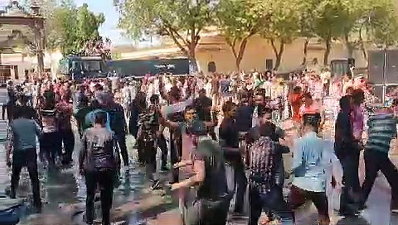 Holi : सुबह होली खेली, गुलाल-अबीर लगाए, दोपहर म...