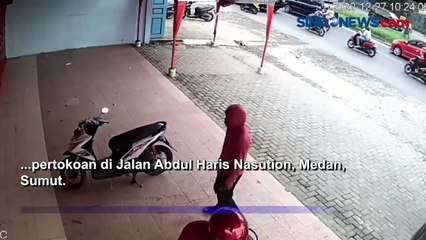 下载视频: Detik-Detik Aksi Kawanan Curanmor Curi Sepeda Motor Terekam CCTV