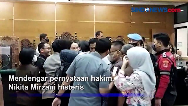 Divonis Bebas, Nikita Mirzani Sujud Syukur di Ruang Sidang
