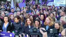 Irene Montero, Lilith Verstrynge y Ángela Rodríguez, entre otras figuras destacadas de Podemos, se preparan para la manifestación del 8M